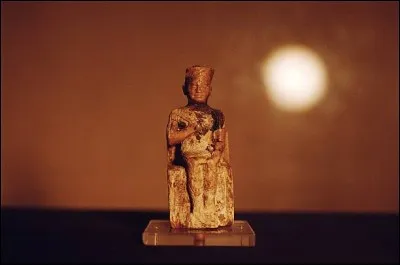 Paradoxalement ce pharaon sera l'initiateur du plus grand monument du monde antique, mais à ce jour nous n'avons pour représentation de lui la plus petite statue. Qui est-il ?