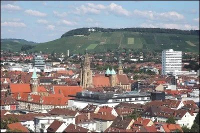 Cette ville du sud de l'Allemagne, au bord du Neckar, dans le Land de Bade-Wurtemberg, peuplée de 120 000 habitants, c'est ...