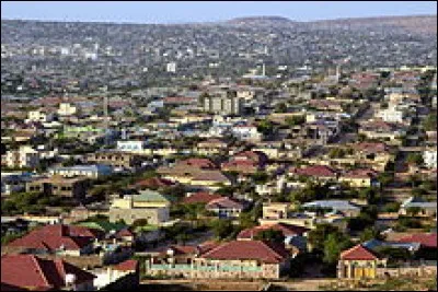 Cette ville d'Afrique, située au nord-ouest de la Somalie. deuxième plus grande ville du pays et capitale de la République du Somaliland, proclamée en 1991 et non reconnue, c'est ...