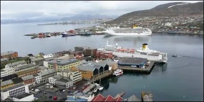 Cette petite ville norvégienne de 10 000 habitants, située bien au-delà du cercle polaire, à une latitude de 70°6 N, est ainsi l'une des villes les plus proches du pôle. C'est...