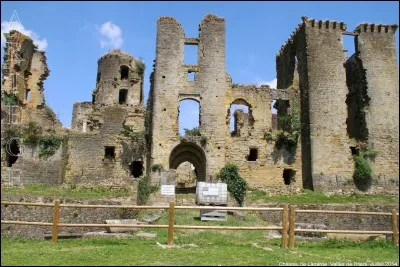 En Ariège, il y a un château portant le nom d'un député UDI de la Seine-Saint-Denis. Comment s'appelle ce château ?