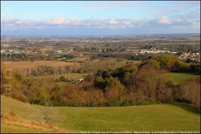 Combien de grandes zones géographiques peut-on distinguer en Ariège ?