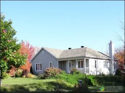 "Between my house y la tuya, there is a camino". Quelles langues distinguez-vous dans cette phrase ?