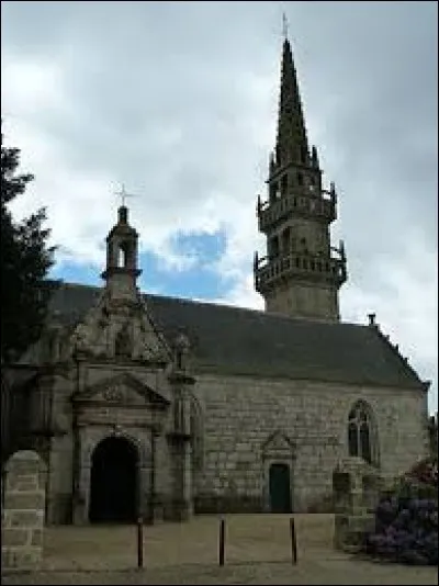 Nous sommes en Bretagne devant l'église Saint-Edern de Plouédern. Ville de l'arrondissement de Brest, elle se situe dans le département ...