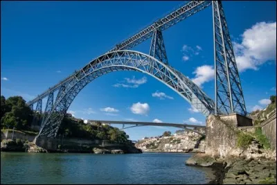 Cet ingénieur et industriel a édifié de nombreux ouvrages, parmi lesquels en 1877, le pont "Maria Pia" au Portugal, grand viaduc ferroviaire qui franchit le Douro. C'est ...
