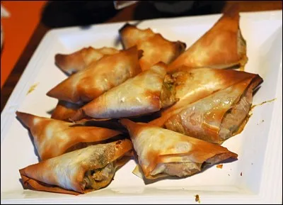 Le triangle aux amandes, également appelé briwat, est une pâtisserie préparée à base d'amandes grillées, sucre, eau de fleur d'oranger et cannelle. De quelle région est-elle originaire ?