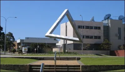 Voici le triangle de Penrose à Perth. Perth est une ville d'Australie et la capitale de l'État d'Australie-Occidentale. Face à quel océan se trouve cette ville ?