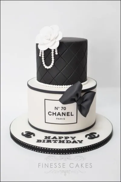 Et dans cette curieuse pièce montée, peut-être trouverons-nous le plus beau des joyaux du Périgord ?