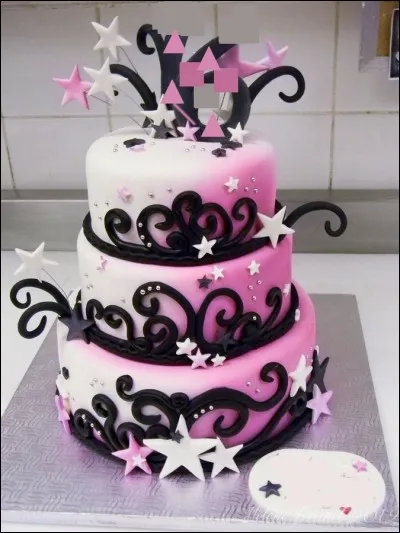 Le fromage est malheureusement caché derrière le gâteau ! Mais je vous aide en vous indiquant que c'est un excellent fromage du département du Lot !