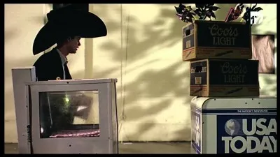 Après ses achats, par qui Lloyd se fait-il dépouiller de tout son argent ?