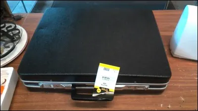 Lloyd tente de restituer la mallette de Mary, mais qu'y a-t-il à l'intérieur ?