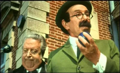 Qu'est-ce que le professeur Tournesol a utilisé pendant la série des livres à la Lune pour l'aider à mieux entendre ?