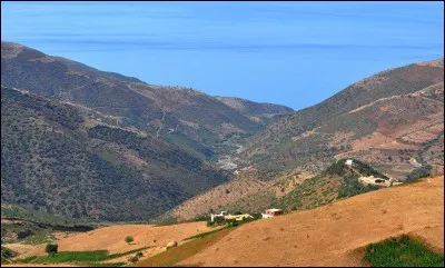 Quel est le nom de la chaîne de montagnes située au Nord, en bordure de la Méditerranée ?