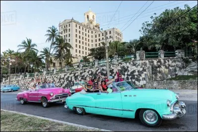 Quel nom les Cubains donnent-ils aux vieilles voitures américaines servant de taxis ?