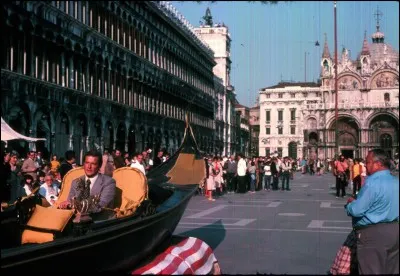 James Bond à Venise en gondole roulant sur la Place Saint Marc, c'est dans quel film de la longue saga ?