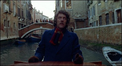Si l'action de ce film démarre en Angleterre, le couple se rend ensuite à Venise, où il va se passer de très étranges choses, puis survenir l'impensable...