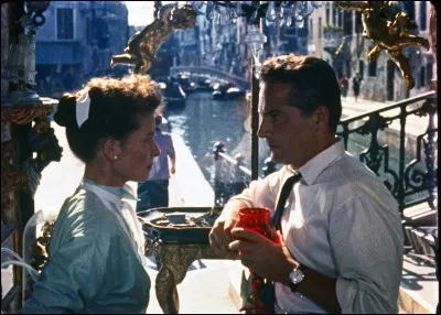Lorsque Katharine Hepburn, une femme qui ne croit plus à l'amour, se retrouve en villégiature à Venise, dont elle va d'ailleurs goûter l'eau du canal, tout devient possible...