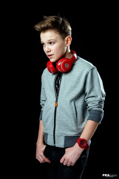 Complète la phrase de sa chanson ''Yolo'', ''On ne vit''.