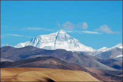 Dans quel pays se trouve le mont Everest ?