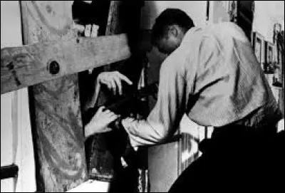 Année : 1968
Genre : Épouvante-Horreur 
Acteurs : Duane Jones, Judith O'Dea
Indices : Cimetière/Cave/Essence/Cocktail Molotov. 
Quel est ce film ?