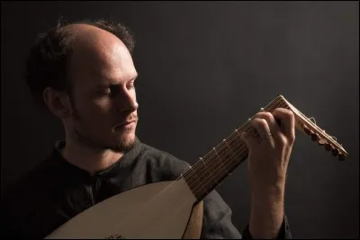 Porter la cravate lui est formellement interdit, c'est le...