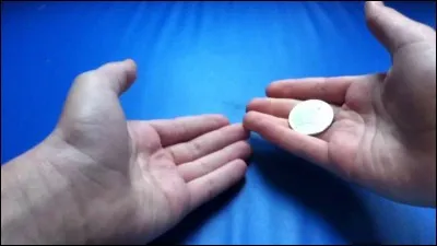 Café servi dans un verre, ou tasse en forme de verre à pied !