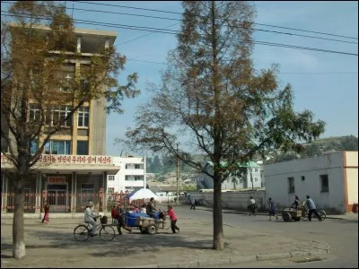 Cette ville nord-coréenne, port industriel sur la mer Jaune, reliée à Pyongyang par une autoroute de 50 km, c'est ...