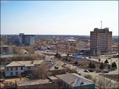 Cette ville d'Asie centrale sur l'Amou-Daria, principale ville de la Karakalpakie, région aride de l'ouest de l'Ouzbékistan, c'est ...