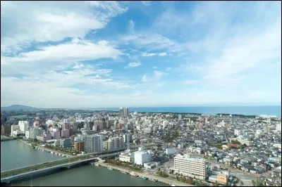 Cette ville japonaise, la plus grande - avec ses 800 000 habitants - de la côte "du Japon de l'envers" sur la mer du Japon, c'est ...