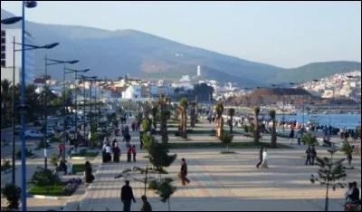 Cette ville du nord-est du Maroc, située dans la région du Rif oriental, au bord d'une immense lagune et proche de l'enclave espagnole de Melilla, c'est ...
