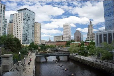 Cette ville des Etats-Unis capitale et ville la plus peuplée de l'État du Rhode Island, c'est ...