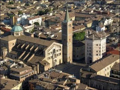 Cette ville italienne de 200 000 habitants, située dans la partie occidentale de l'Émilie, entre les Apennins et la plaine du Pô, au riche patrimoine culturel et architectural, c'est ...