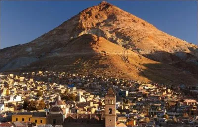 Cette ville de Bolivie de 120 000 habitants est une des villes les plus hautes du monde : construite à 4000 m d'altitude au pied du Cerro Rico, montagne de minerai d'argent, c'est ...