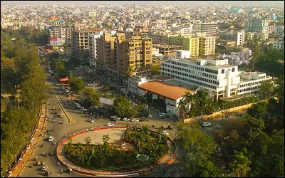 Cette ville d'Inde de 2 millions d'habitants, située sur la rive sud du Gange, capitale de l'État du Bihar, c'est ...