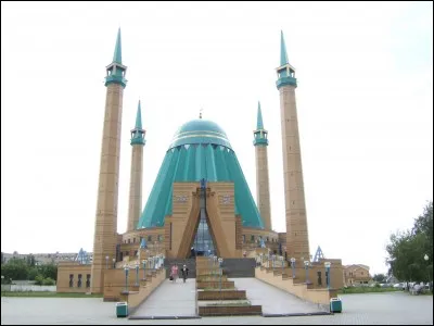 Cette ville du Kazakhstan peuplée de 350 000 habitants, située au bord de la rivière Irtych dans le nord-est du pays, c'est ...