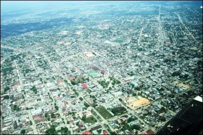 Cette ville de l'Amazonie péruvienne construite sur les rives de l'Ucayali, peuplée de 200 000 habitants, c'est ...