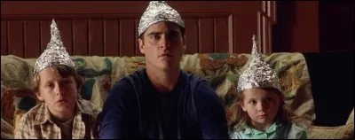 Année : 2002 
Genre : Fantastique 
Acteurs : Mel Gibson, Joaquin Phoenix
Indices : Prêtre/Asthme/Eau/Base-Ball. 
Quel est ce film ?