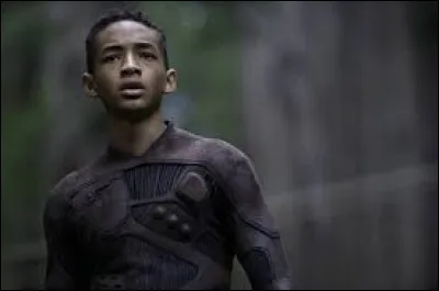 Année : 2013
Genre : Science-Fiction 
Acteurs : Jaden Smith, Will Smith
Indices : Apocalypse/Evolution/Blessé/Extraterrestre.
Quel est ce film ?