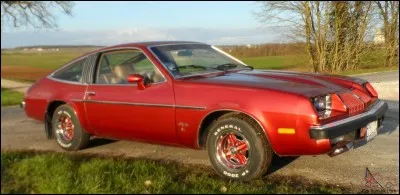Partons aux &Eacute;tats-Unis. Chez GM, cette voiture a port&eacute; plusieurs noms parmi ses filiales comme Buick Skyhawk, Chevrolet Monza ou Pontiac Sunbird. Comment s'appelle-t-elle chez Oldsmobile ?