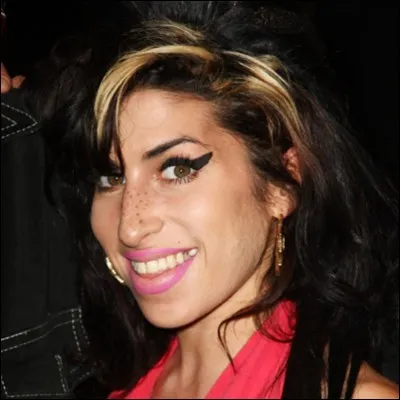 En 2013 Amy Winehouse est morte suite à surdose d'alcool et de médicaments.