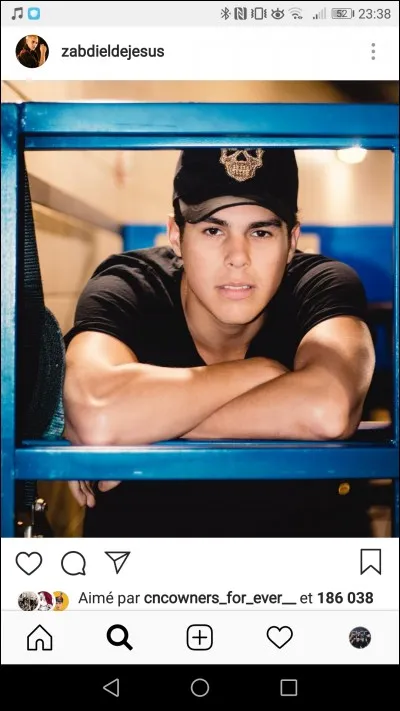 De quels instruments Zabdi sait-il jouer ?