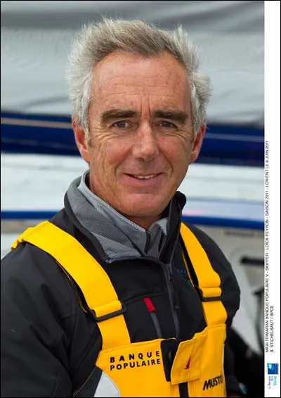 Sur quel trimaran Loïck Peyron a-t-il remporté le trophée Jules-Verne en janvier 2012 ?