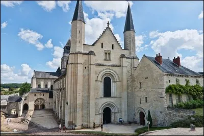 Dans quelle région se trouve l'abbaye de Fontevraud, une des plus grandes cités monastiques d'Europe ?