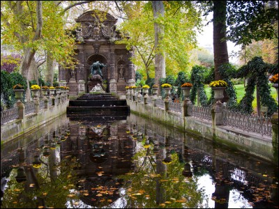 Comment se nomme cette fontaine située dans le jardin du Luxembourg à Paris ?