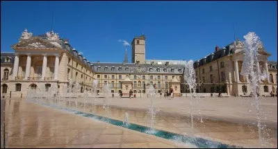 Comment se nomme le monument historique qui abrite la mairie et le musée des beaux-arts de Dijon ?