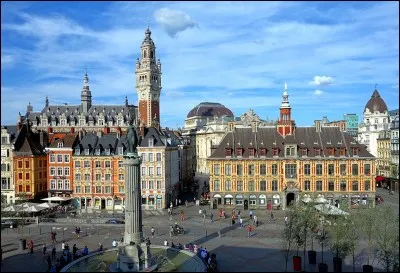 Quelle est la place centrale de la ville de Lille, surnommée "Grand'Place" ?