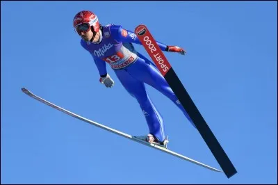 Le skieur sur cette image pratique le saut à ski.