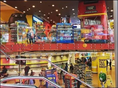 Ta mère range les courses, que fais-tu ?