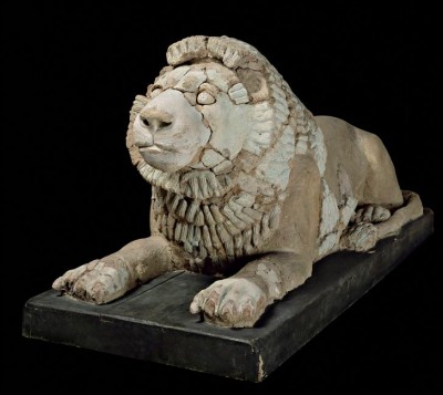 Dans les civilisations moyen-orientales, le lion est représenté comme le gardien des temples ou combattant l'homme, notamment chez les Sumériens. 
De quelle région vient ce peuple antique ?