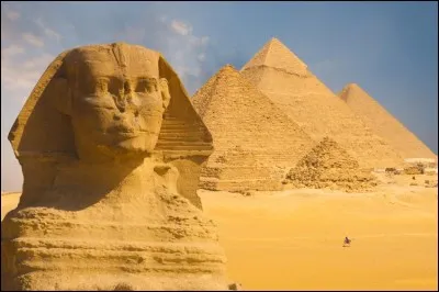 C'est également en Égypte qu'est créé le sphinx, lion à tête humaine. Sa plus célèbre représentation est le Sphinx de Gizeh où se situent trois grandes pyramides égyptiennes. 
Quelle est la plus grande parmi elles ?